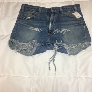 ✨🌴BRAND NEW🌴✨ Distressed Levi’s 505 shorts